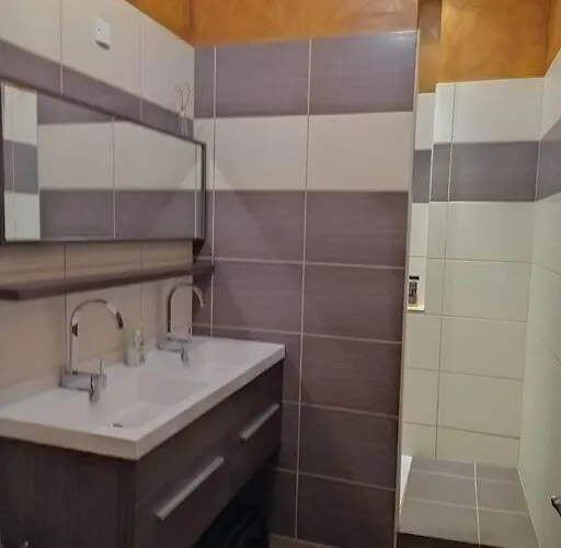 Spacieux Avec Grand Patio, 1er Etage Sigean